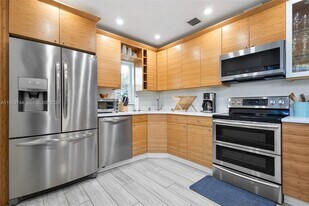 201 NE 16th Ct in Fort Lauderdale, FL - Building Photo
