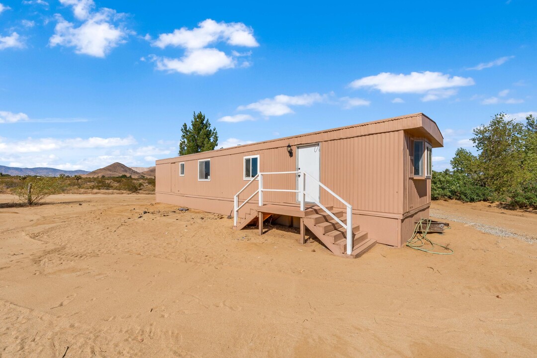 4458 Dobbs Rd in Mojave, CA - Building Photo