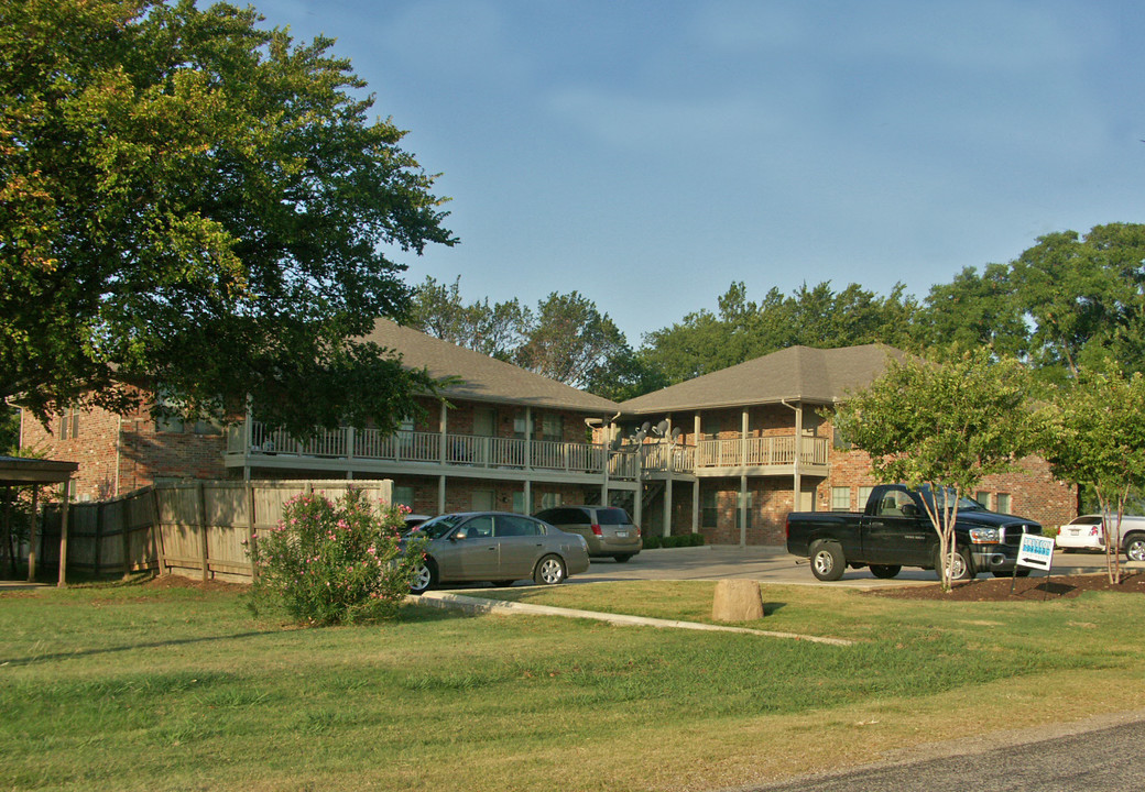 115 W Britton St in Krum, TX - Foto de edificio