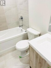 2203 Kingston Rd in Toronto, ON - Building Photo - Building Photo