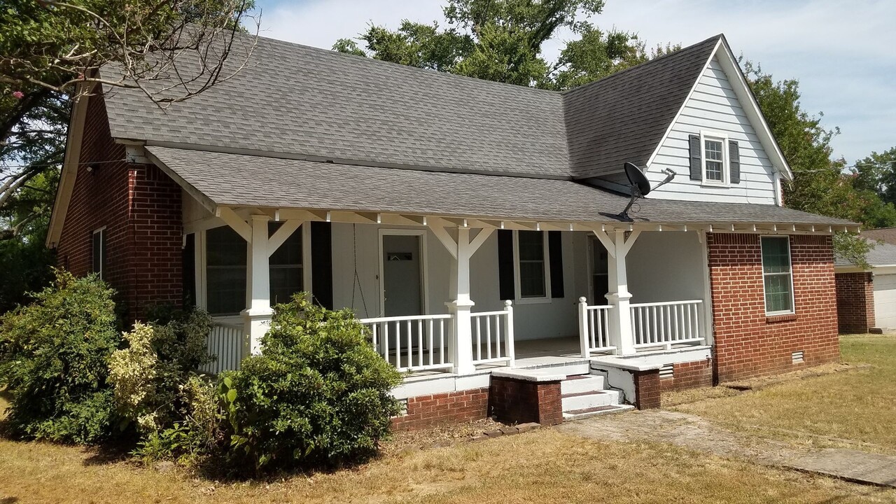 1016 N Greenwich Ave in Russellville, AR - Building Photo