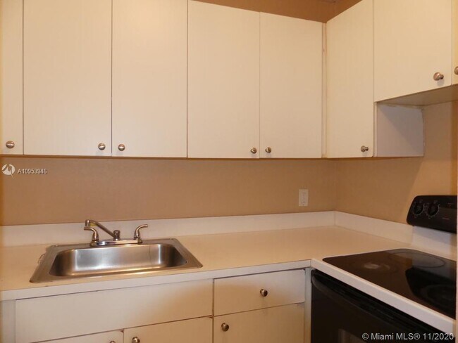 1618 NW 38th St-Unit -B4 in Miami, FL - Building Photo - Building Photo