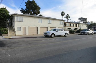 4694 Newport Ave in San Diego, CA - Foto de edificio - Building Photo