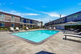 Avignon Apartment Homes in Fullerton, CA - Foto de edificio - Building Photo