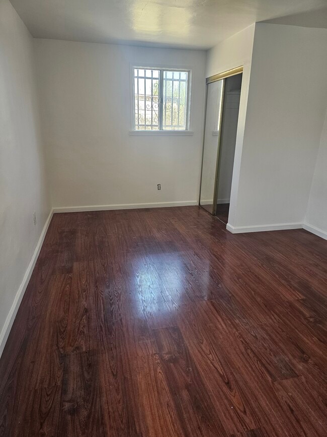 915 E 111th Dr in Los Angeles, CA - Building Photo - Building Photo