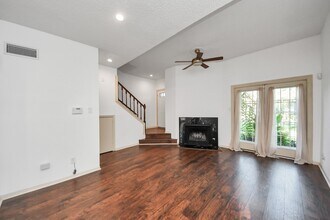 800 Country Pl Dr in Houston, TX - Foto de edificio - Building Photo