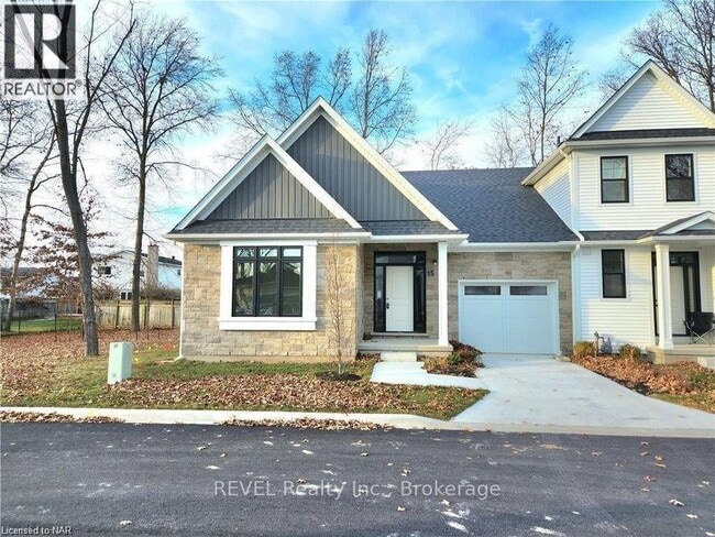 property at 15 Shamrock Cmn