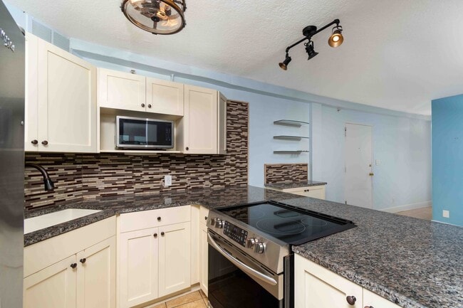 3315 58th Ave S in St. Petersburg, FL - Foto de edificio - Building Photo