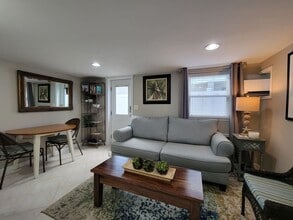 371 E Penn St, Unit Home in Long Beach, NY - Building Photo - Building Photo