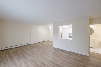 Parkway Apartments in Riverside, RI - Foto de edificio - Interior Photo