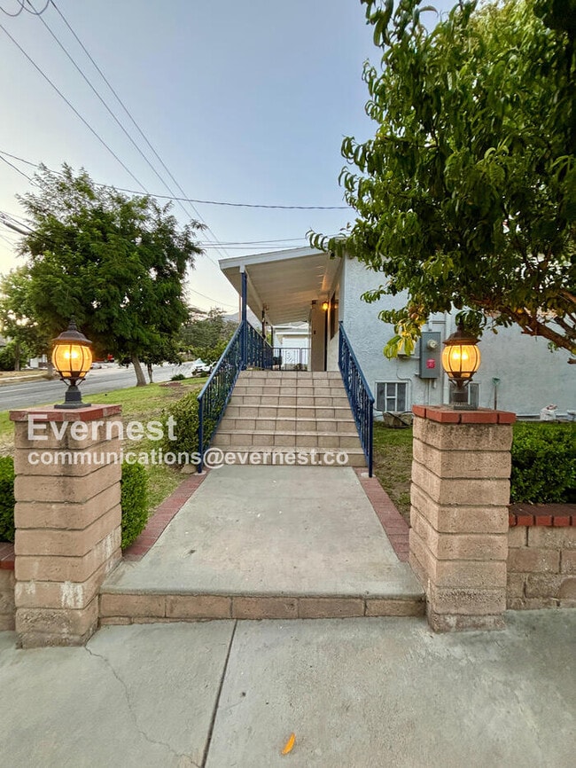 4932 La Crescenta Ave in Montrose, CA - Building Photo - Building Photo