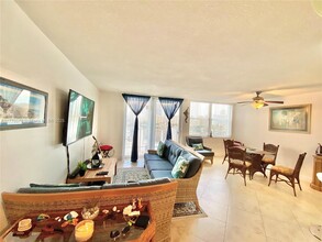 430 Golden Isles Dr in Hallandale Beach, FL - Building Photo - Building Photo