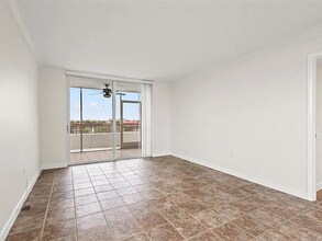 2333 Feather Sound Dr in Clearwater, FL - Building Photo - Building Photo