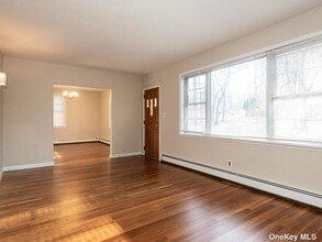 23 Randou Dr in Huntington, NY - Building Photo - Building Photo