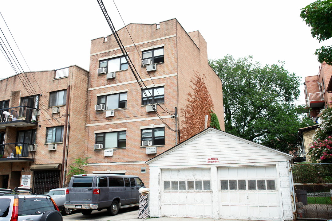 14025 33rd Ave in Flushing, NY - Building Photo