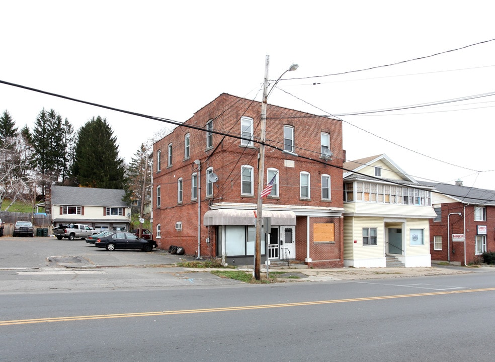 220 Main St in Terryville, CT - Foto de edificio