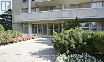 525 Eglinton Ave E in Toronto, ON - Building Photo