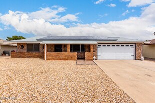 9430 W Arrowhead Dr in Sun City, AZ - Building Photo