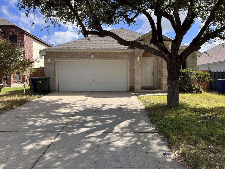 11135 Salado Dr in Laredo, TX - Foto de edificio