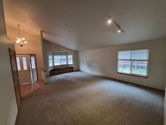 2285 NE Meadow Ln in Bend, OR - Building Photo - Building Photo