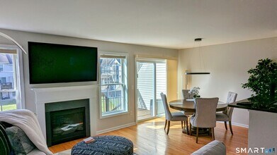 1306 Briar Woods Ln in Danbury, CT - Building Photo - Building Photo