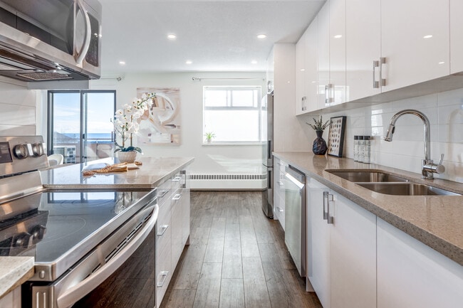 Marine Square East in Oakville, ON - Foto de edificio - Interior Photo