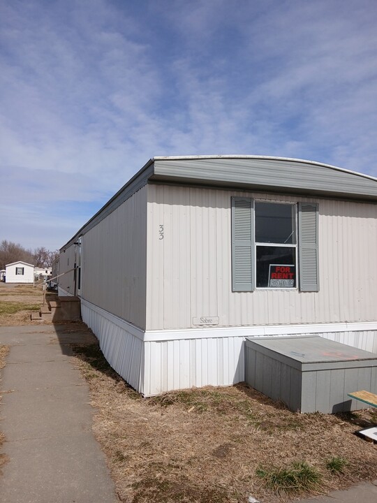 2524 Commonwealth Dr in Junction City, KS - Building Photo