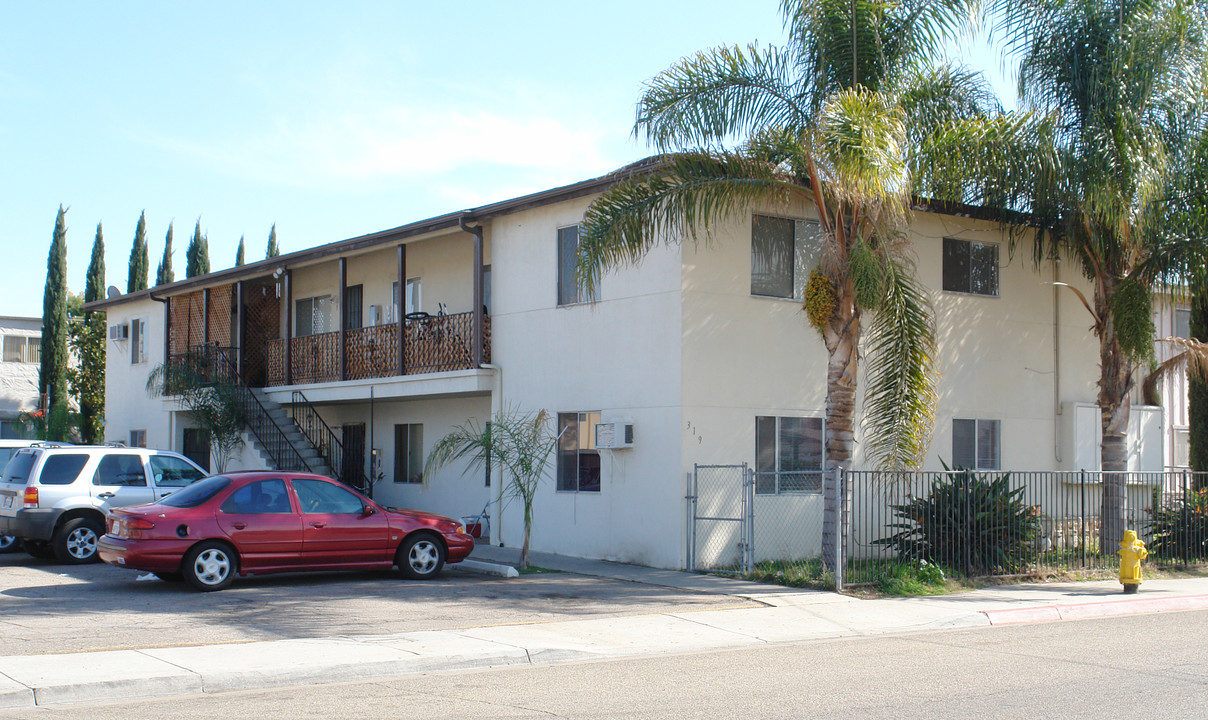 319 Chambers St in El Cajon, CA - Building Photo