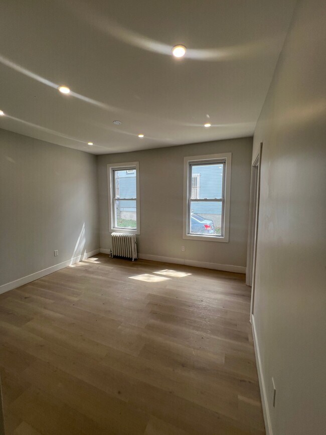 577 13th Ave, Unit 1 in Newark, NJ - Building Photo - Building Photo