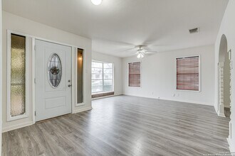 811 Cottonwood Ave in San Antonio, TX - Building Photo - Building Photo