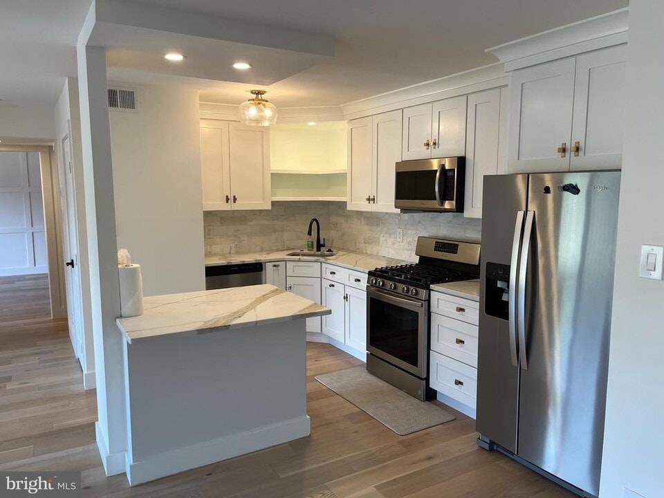 125 Clubhouse Dr SW in Leesburg, VA - Building Photo