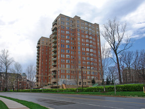 Stratford House in Reston, VA - Foto de edificio - Building Photo