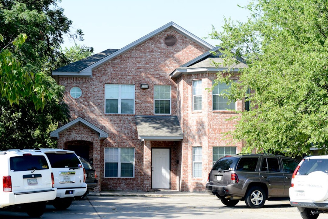 1911 S 11th St in Waco, TX - Building Photo