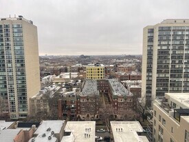 2740 N Pine Grove Ave in Chicago, IL - Building Photo