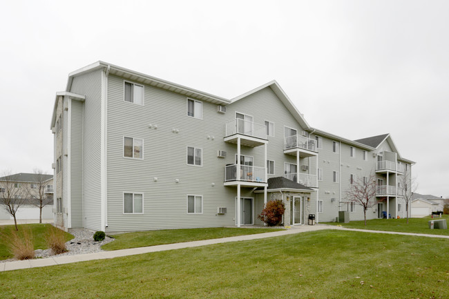 Greenbrier Apartments in Fargo, ND - Building Photo - Building Photo