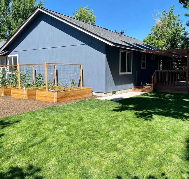 919 NW 20th Ct in Redmond, OR - Building Photo - Building Photo