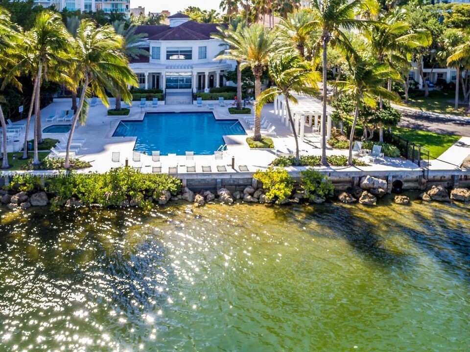 3115 NE 184th St in Aventura, FL - Building Photo