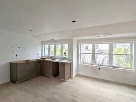 105 Shore Dr, Unit 2 in Somerville, MA - Building Photo