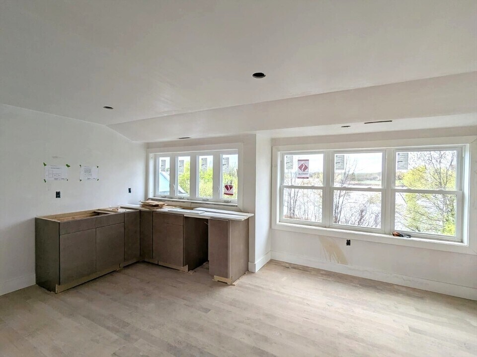 105 Shore Dr, Unit 2 in Somerville, MA - Building Photo