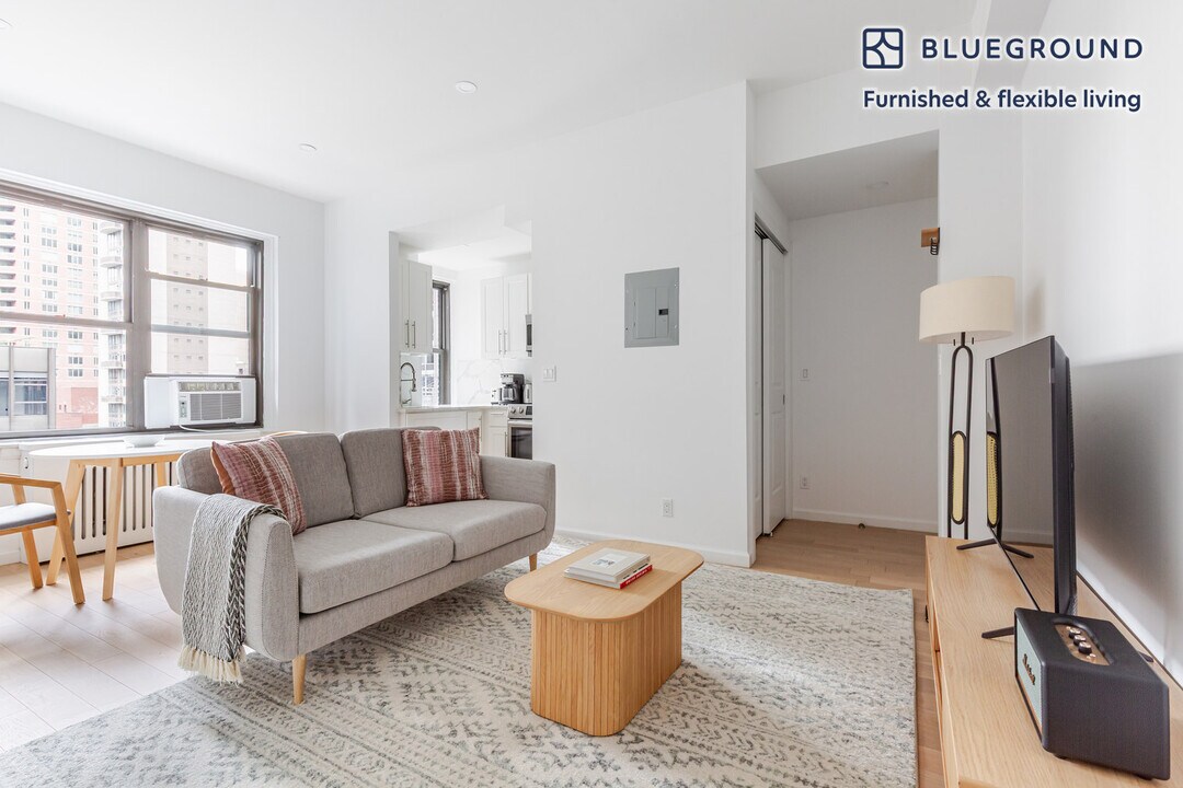160 E 48th St in New York, NY - Building Photo