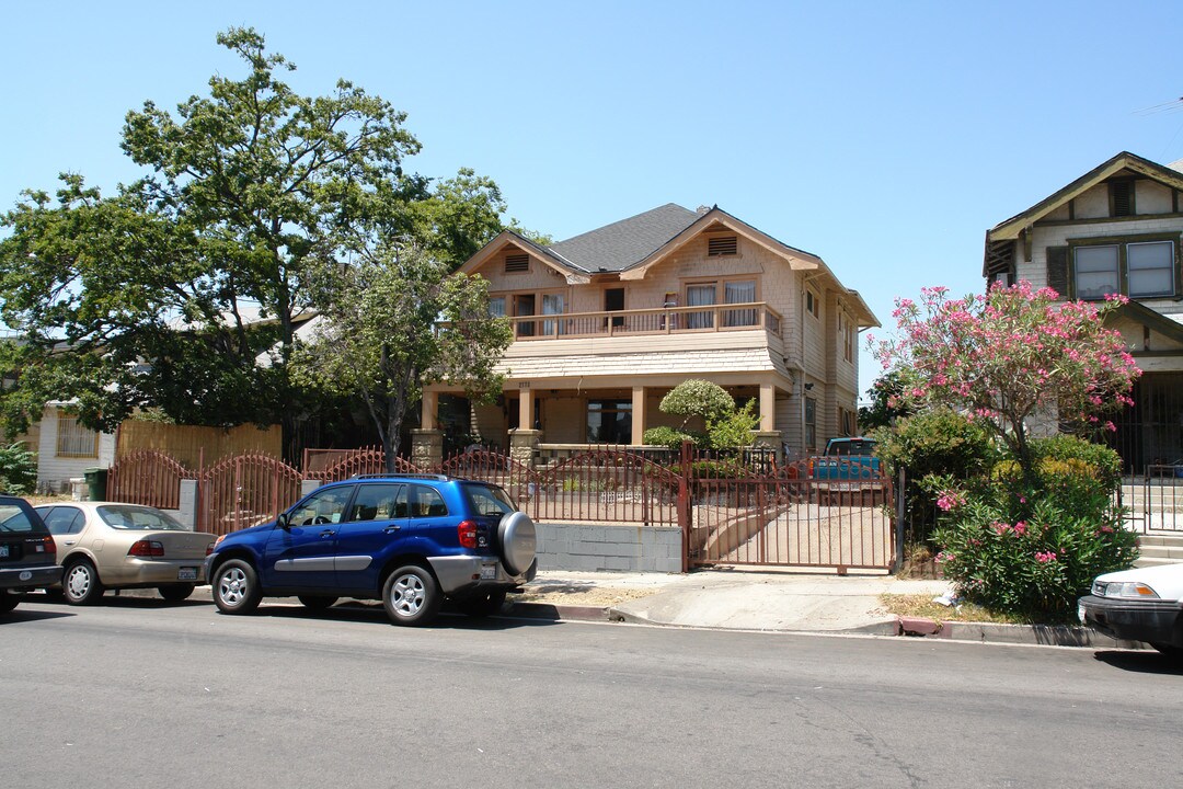 2773 Francis Ave in Los Angeles, CA - Building Photo