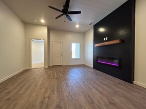 7004 40th St-Unit -B in Lubbock, TX - Building Photo - Building Photo