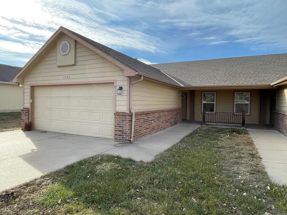 1704 Clover Dr in Junction City, KS - Building Photo