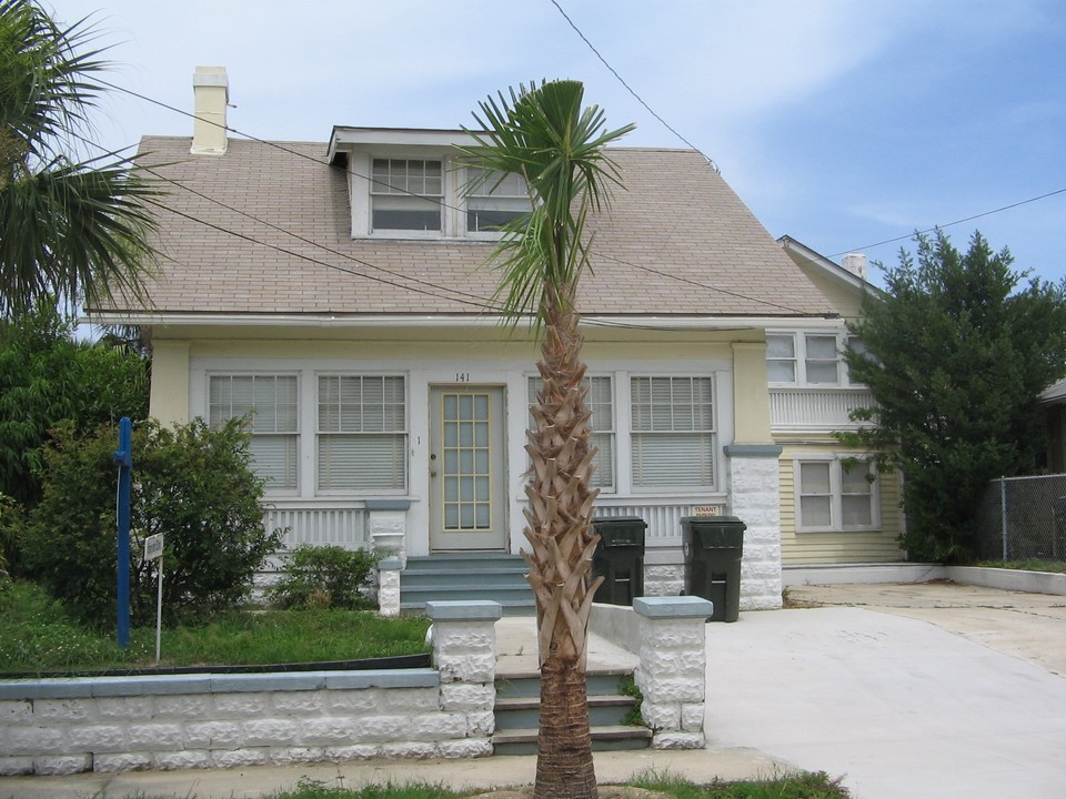 141 S Oleander Ave in Daytona Beach, FL - Foto de edificio