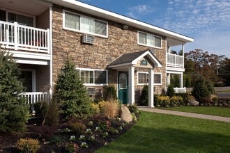 231 Lakeland Ave in Sayville, NY - Building Photo - Building Photo