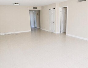 405 Lakeview Dr in Weston, FL - Building Photo - Building Photo