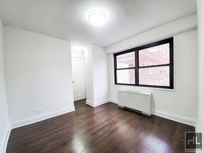 E 16 ST, Unit 17G in New York, NY - Building Photo - Building Photo