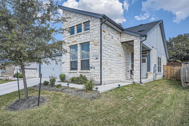 13011 Bloomington Dr in Manchaca, TX - Foto de edificio - Building Photo