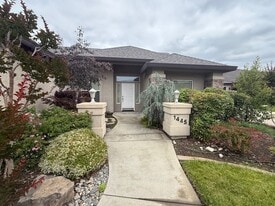 1445 Harbor Ct in Redding, CA - Building Photo