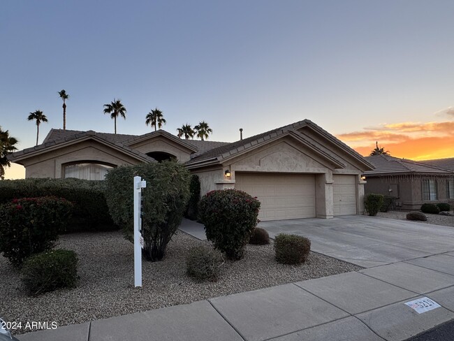 5219 E Kelton Ln in Scottsdale, AZ - Foto de edificio - Building Photo